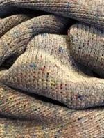 Sjaal van Sjalala. Gebreide fluwelen stof in warm grijs met kleurrijke accenten.