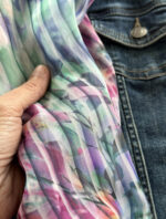 Sjaal van Sjalala. Dunne, doorschijnende stof. Valt heel soepel. Heel kleurrijk en mooi met jeans.